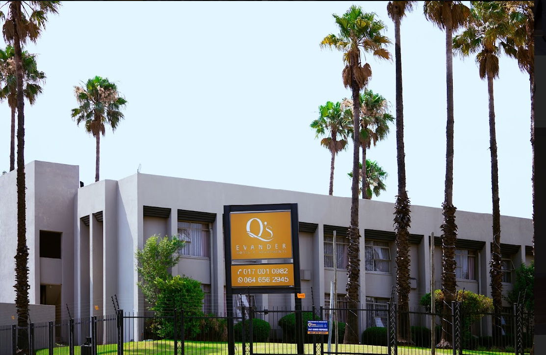 Q's Evander Hotel and Apartments