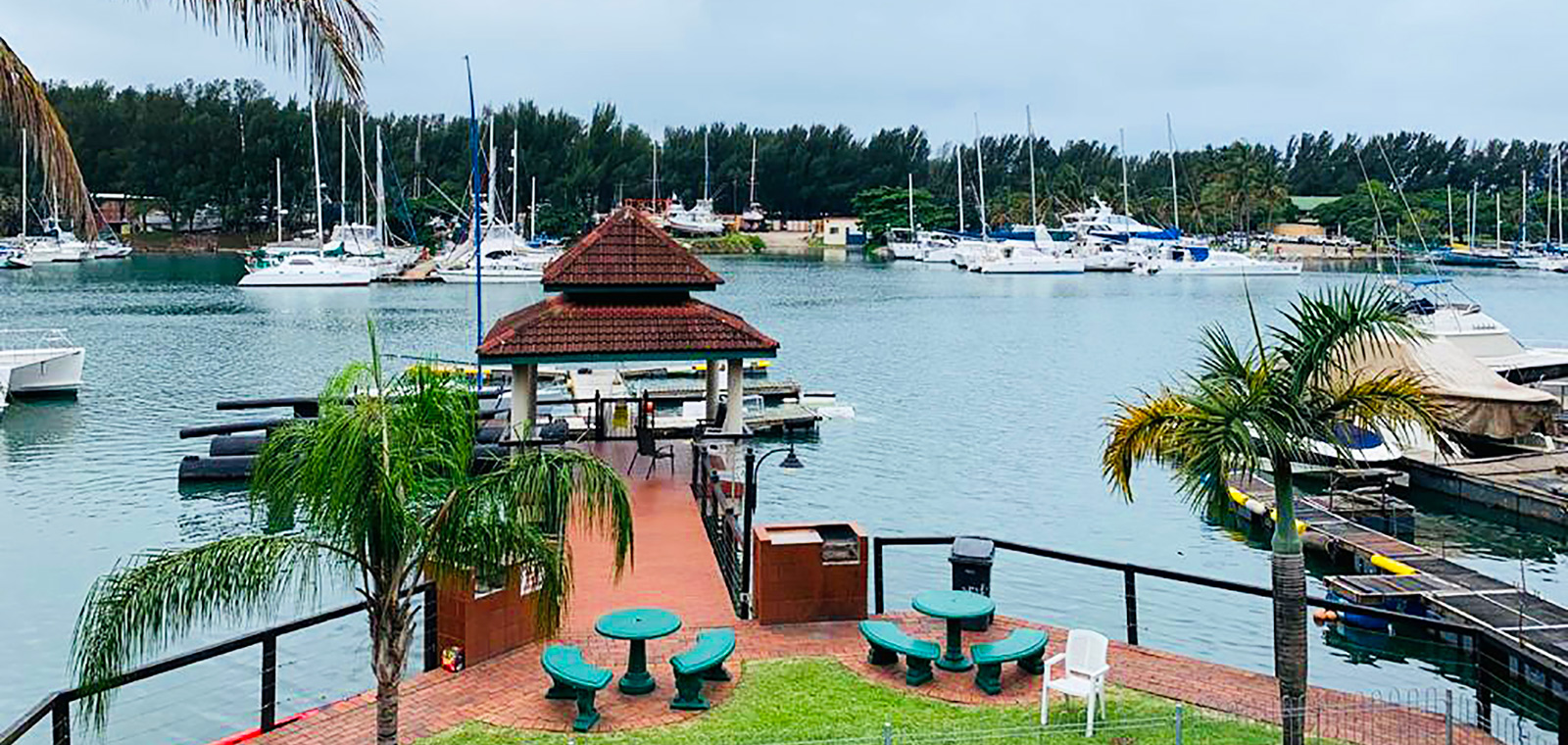 ON THE BAY Waterfront Villas