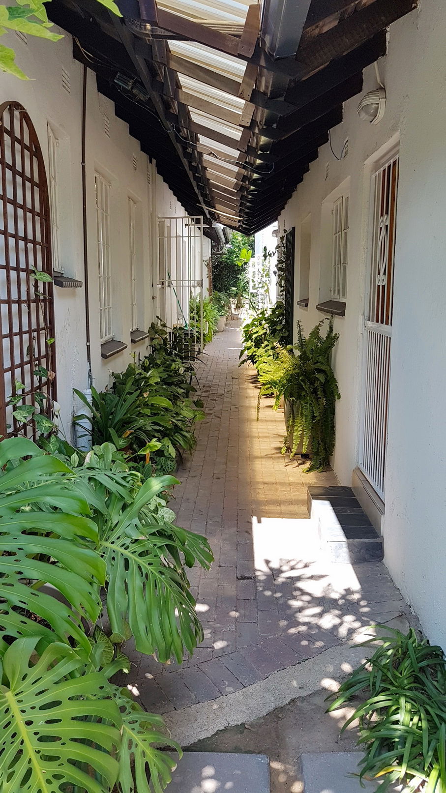 Six Valk Avenue Guesthouse