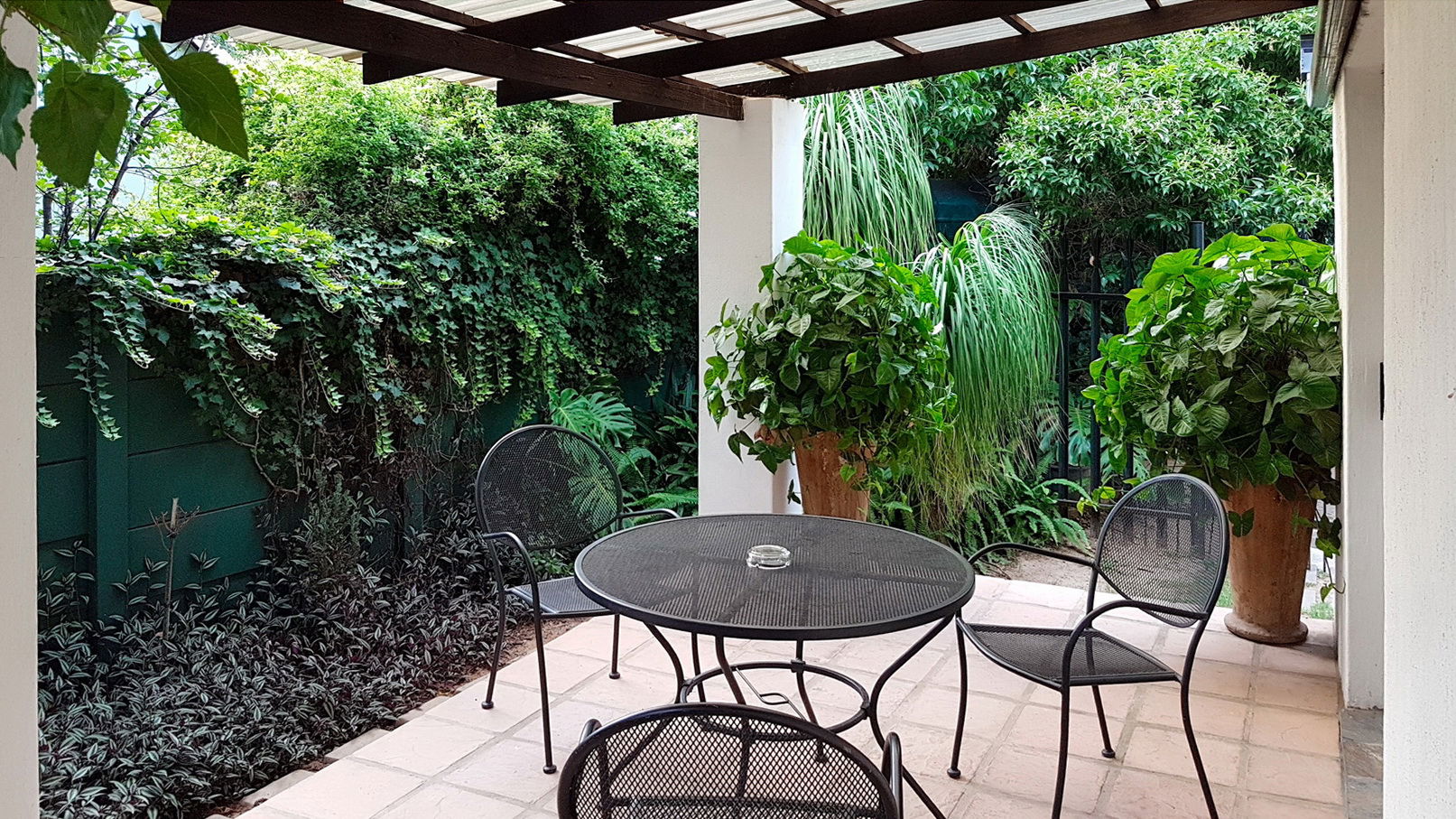 Six Valk Avenue Guesthouse