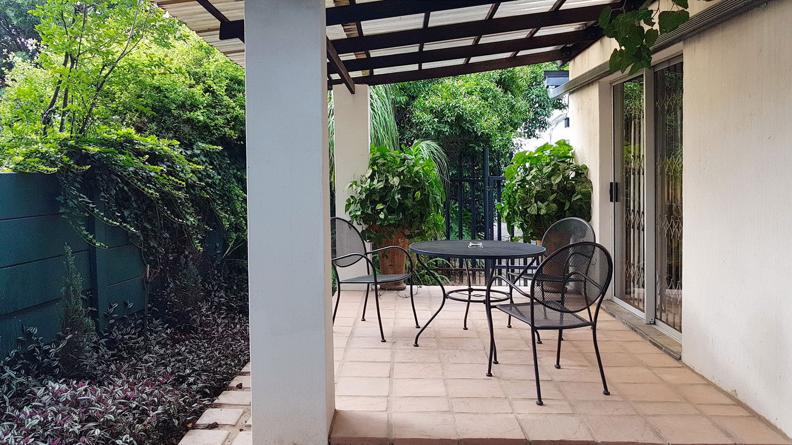 Six Valk Avenue Guesthouse