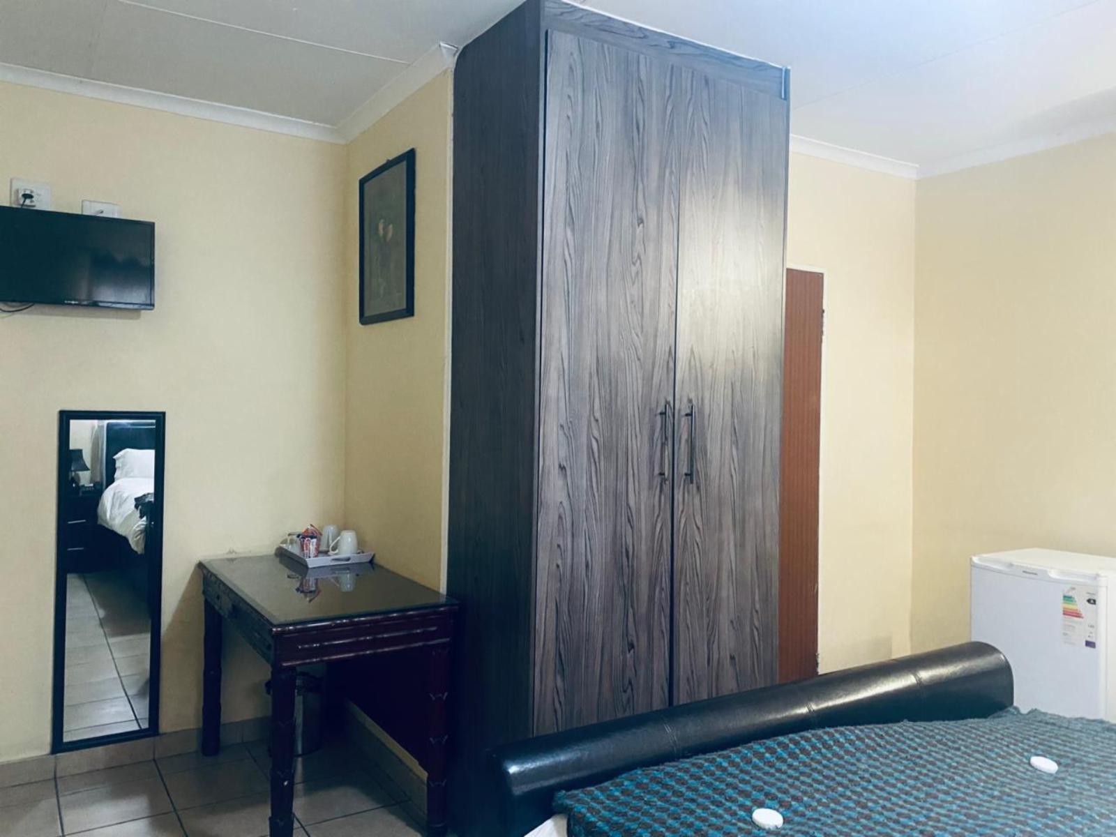 Room 3 — Photo of the whole room