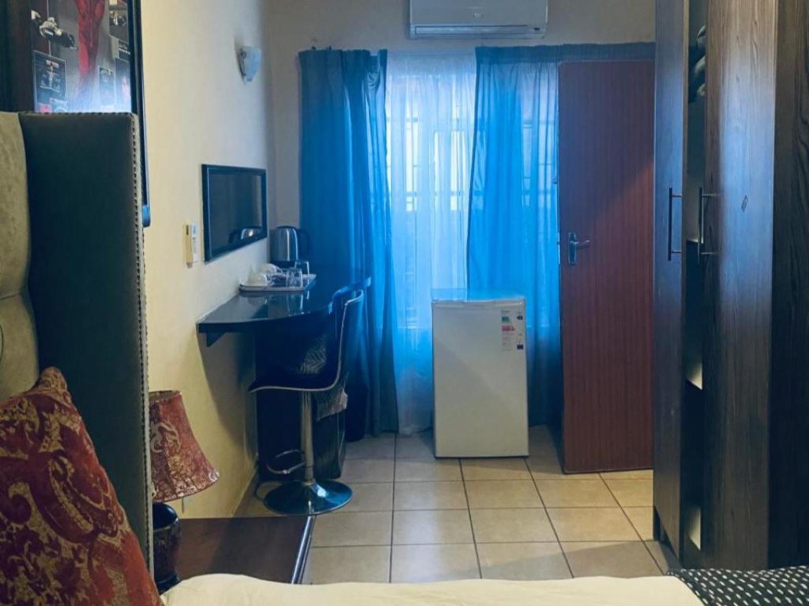 Room 4 — Photo of the whole room