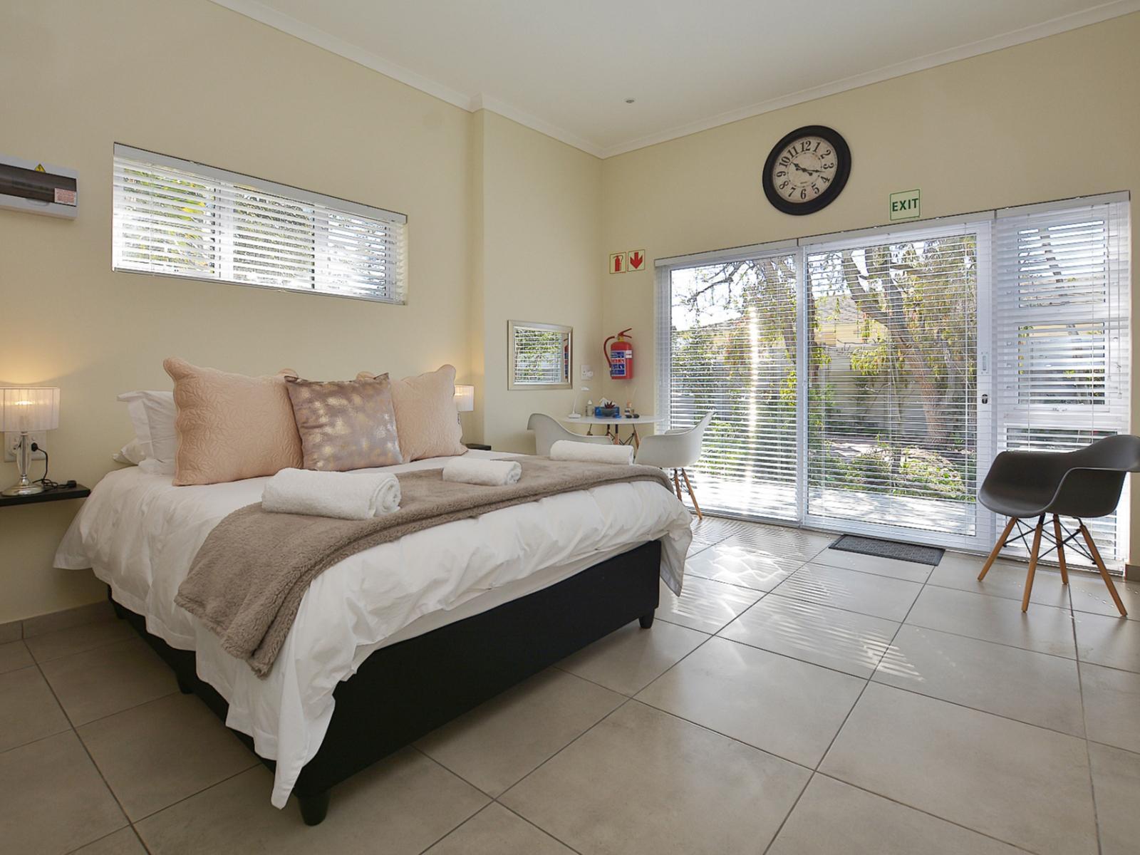 Room 2 — Photo of the whole room