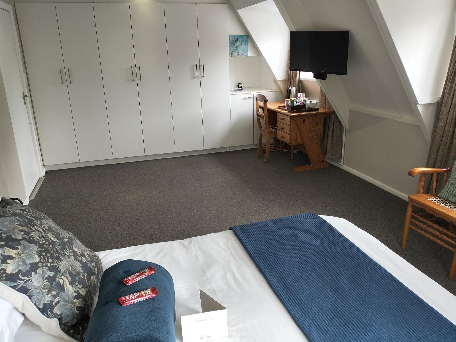 Room 2 — Photo of the whole room