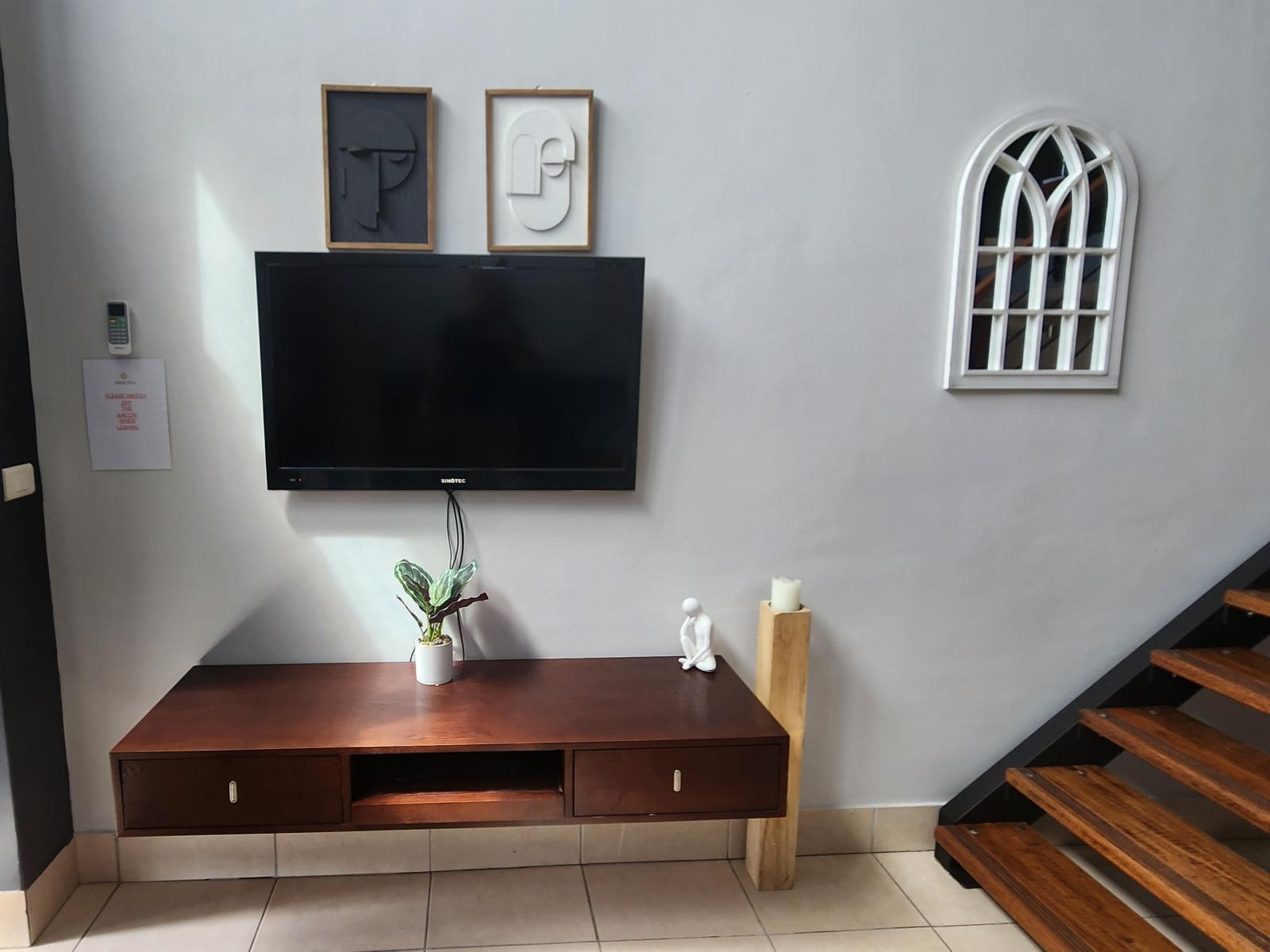 Room 1 — Photo of the whole room