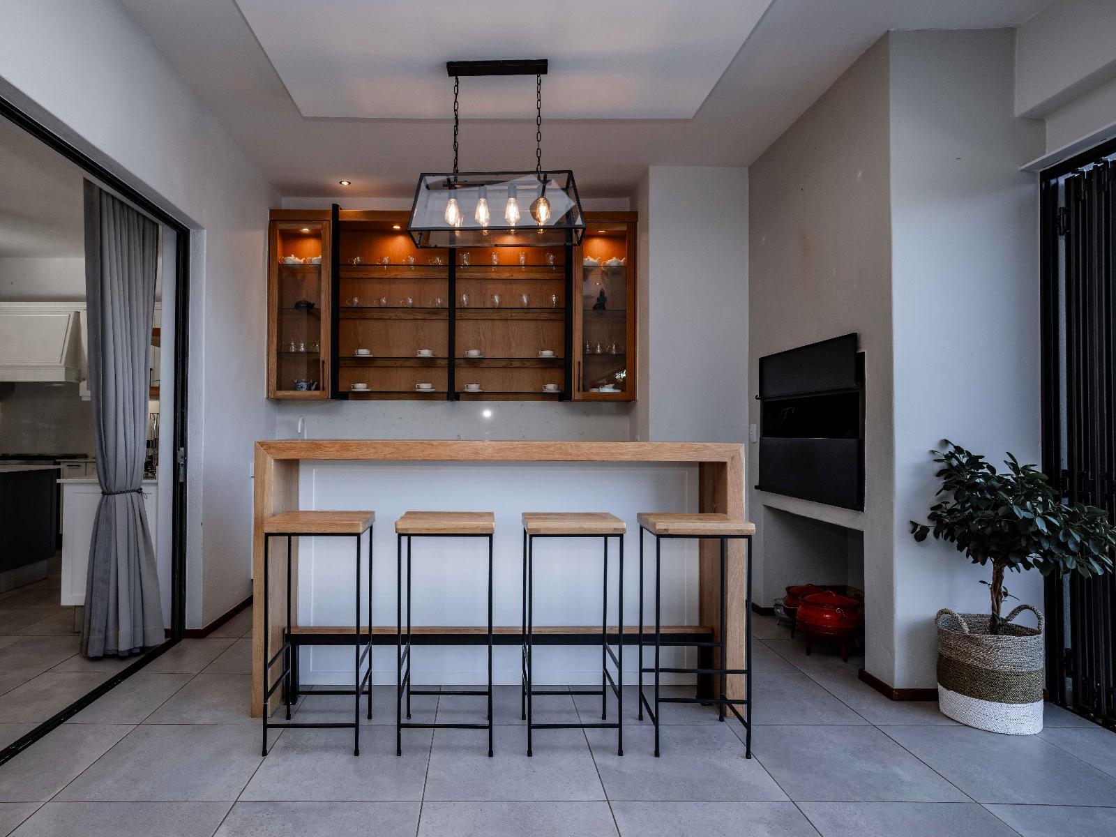 Room 4 — Lounge or bar