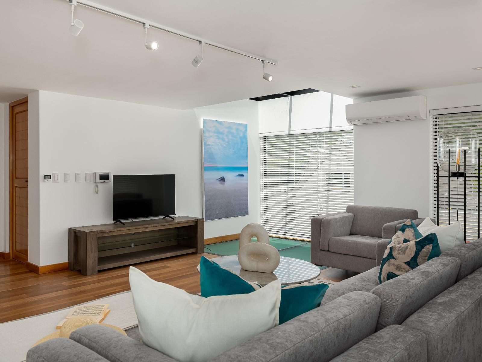 Communal lounge/ TV room
