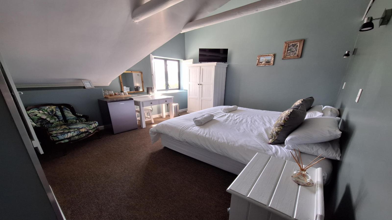 Room 2 — Photo of the whole room
