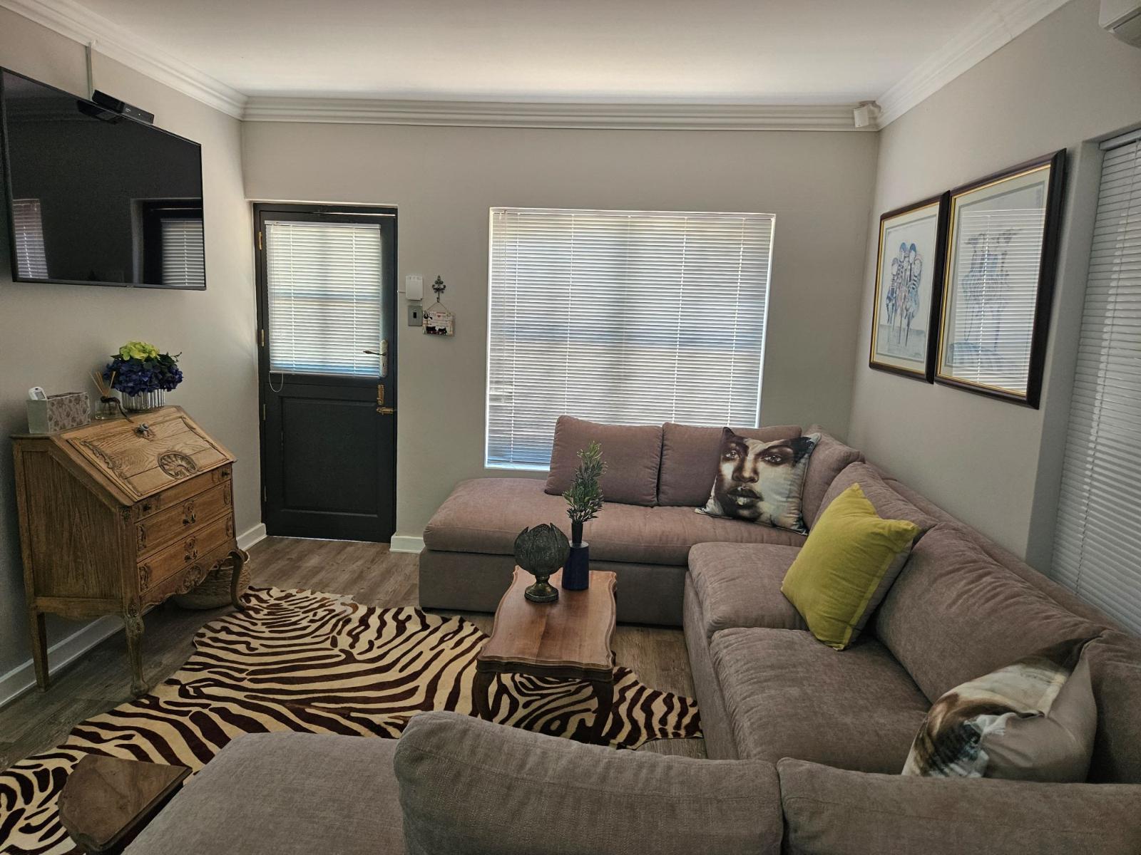 Communal lounge/ TV room