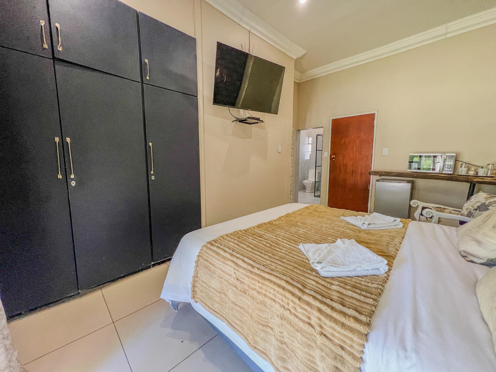 Room 2 — Photo of the whole room