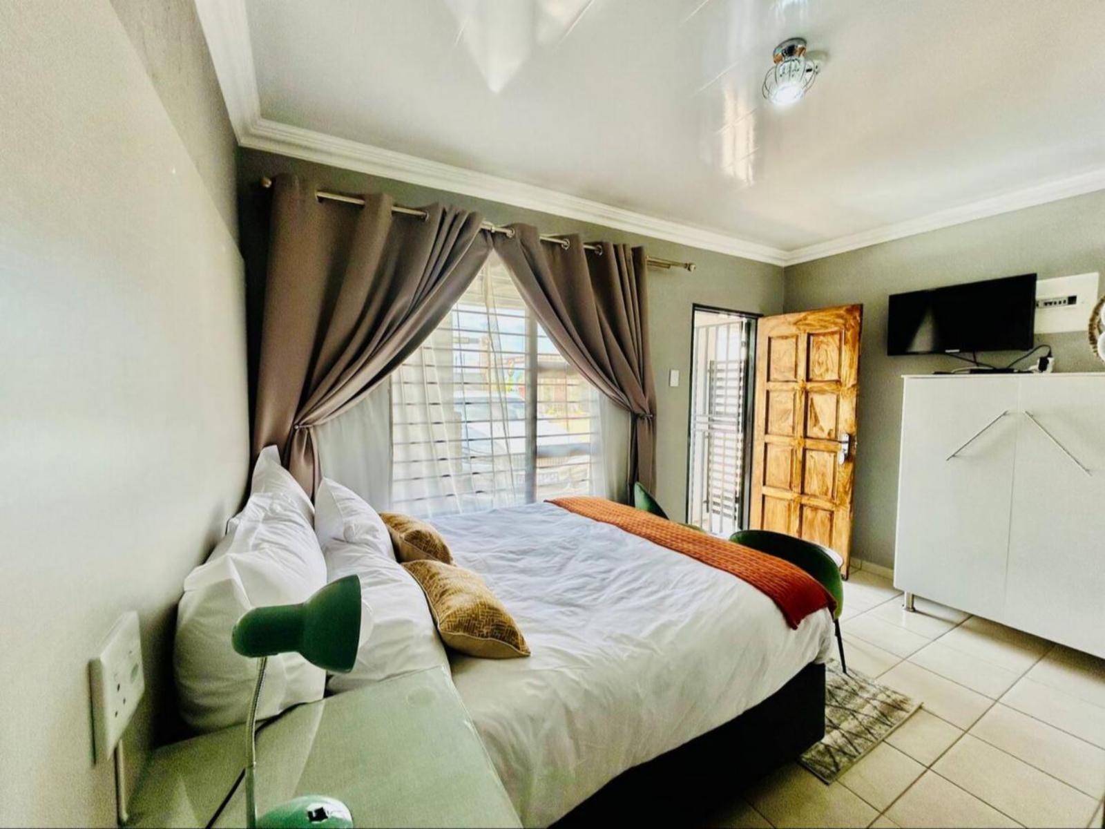 Room 1 — Photo of the whole room