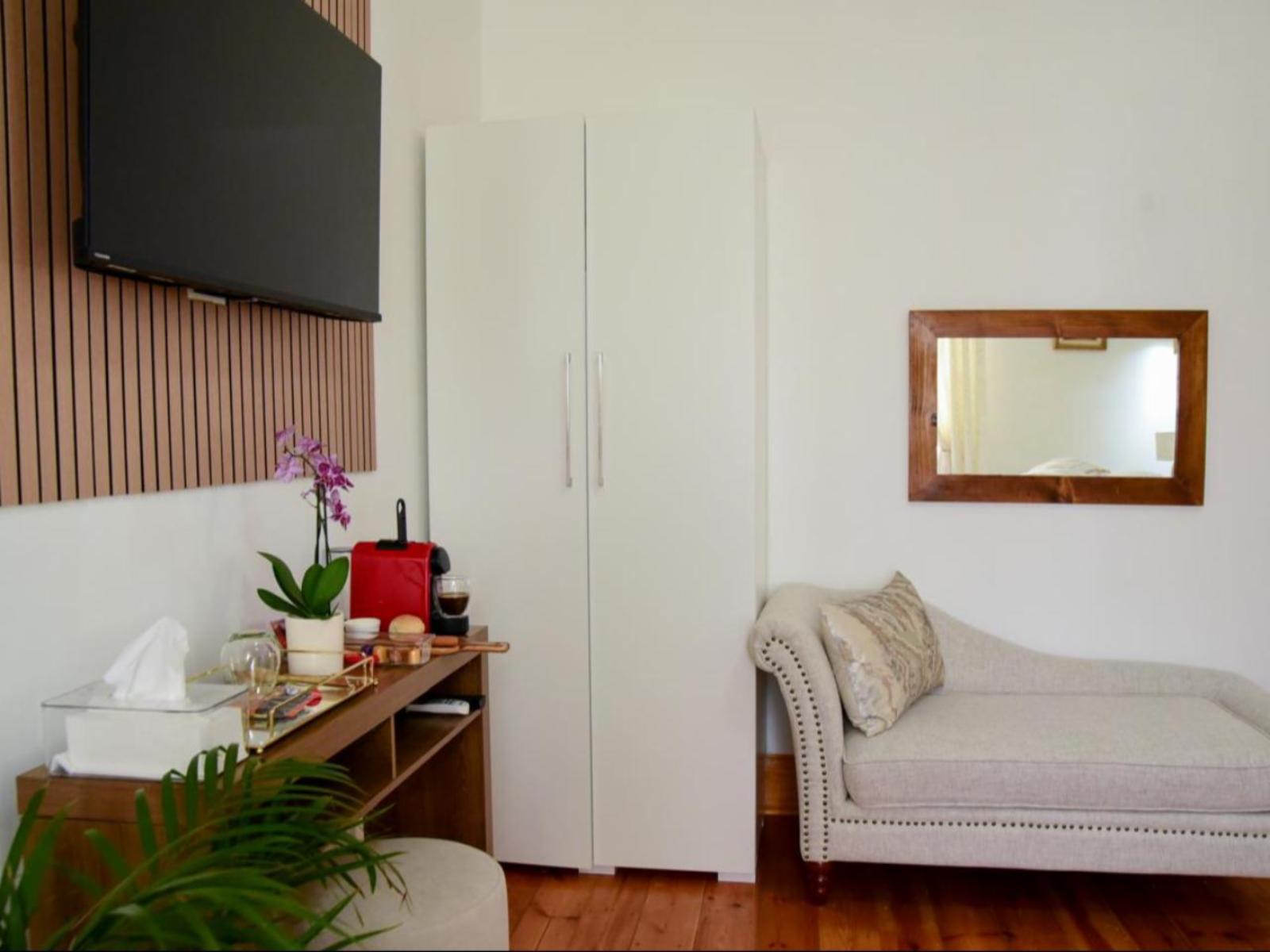 Room 1 — Photo of the whole room