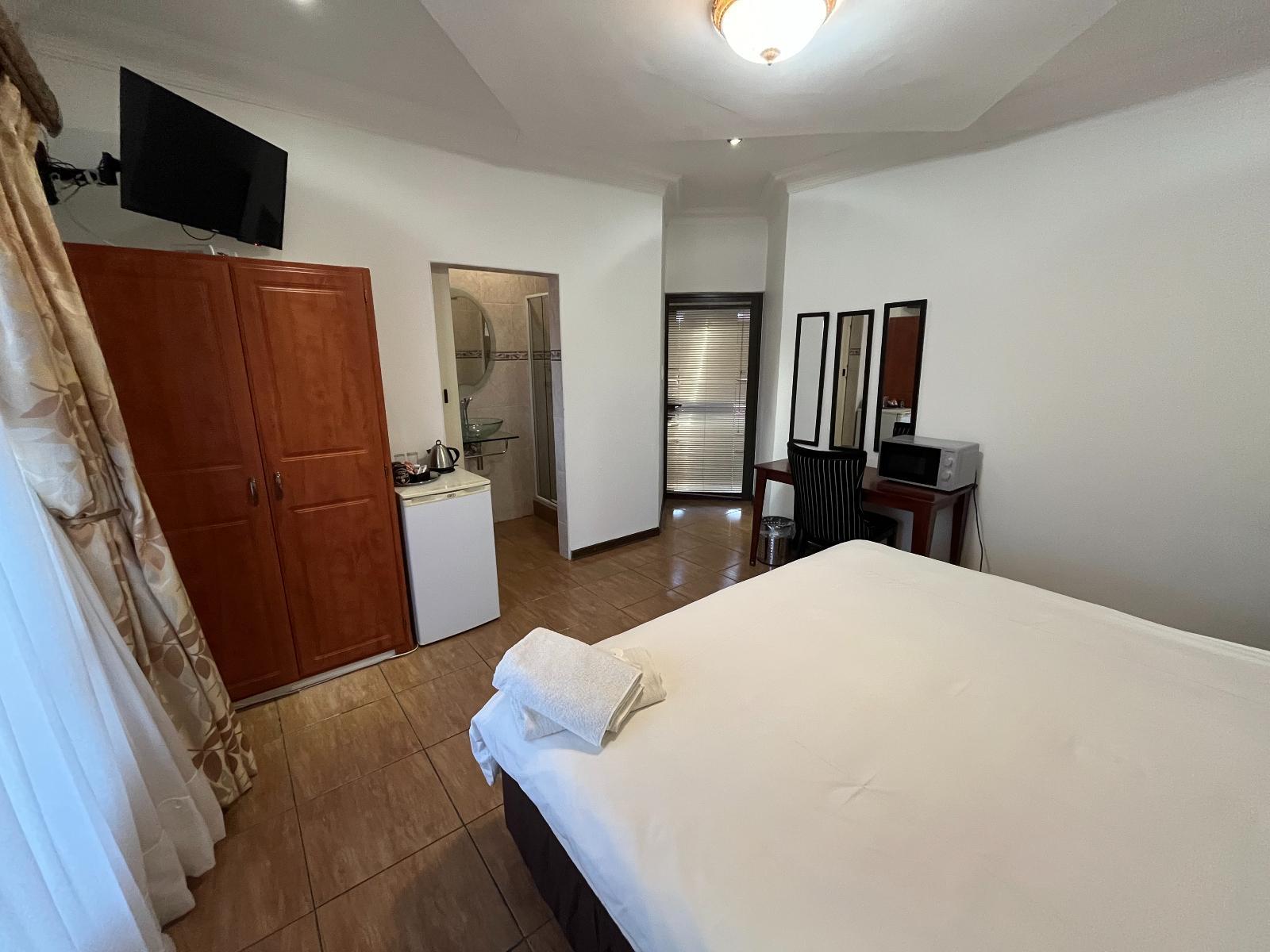 Room 1 — Photo of the whole room