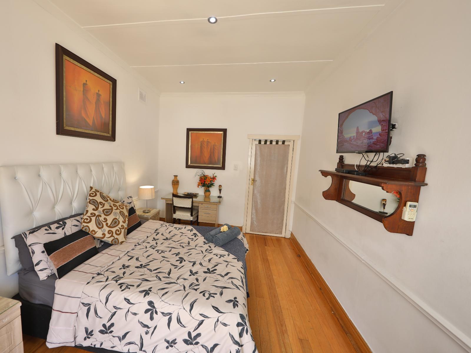 Room 1 — Photo of the whole room