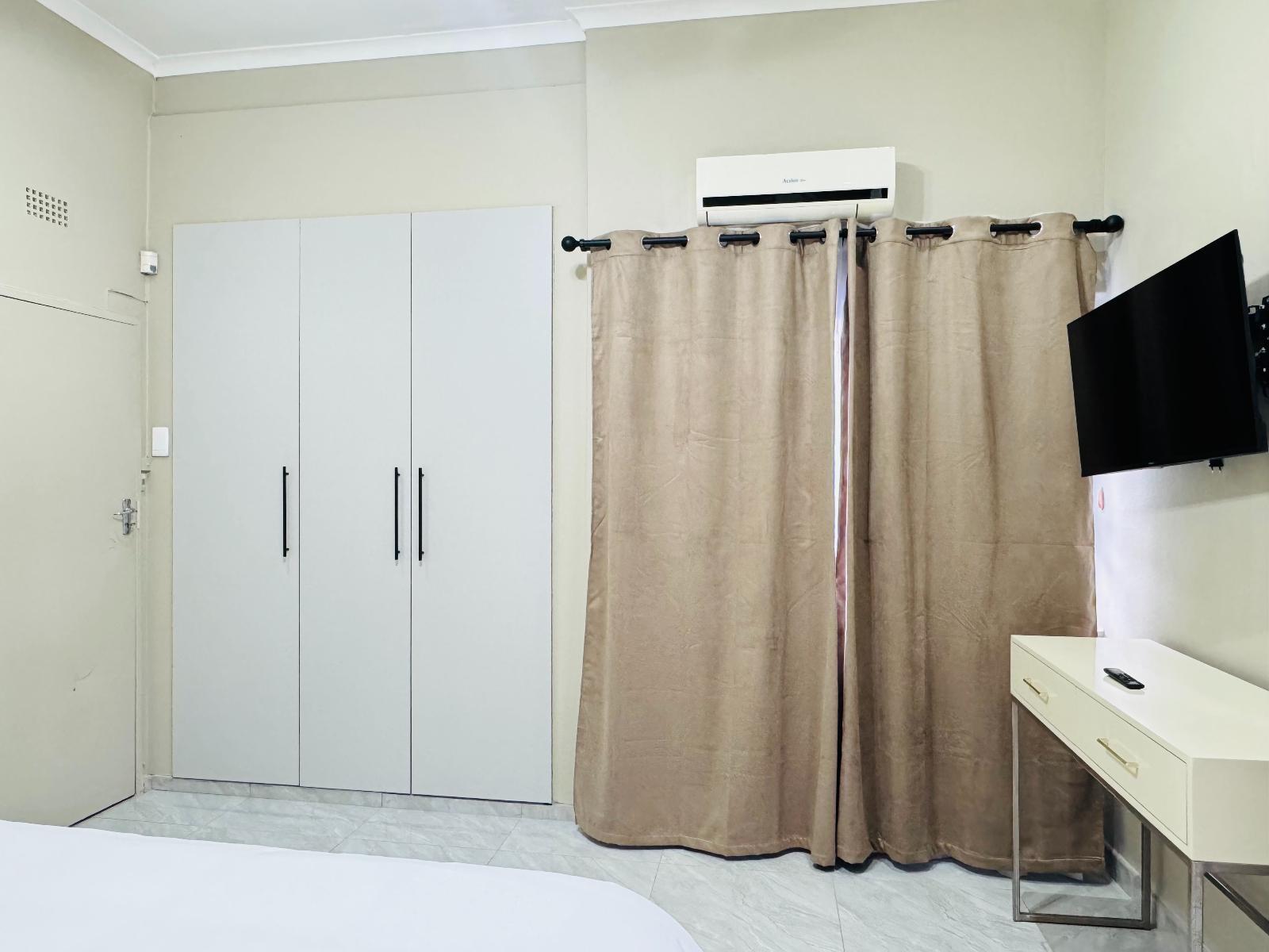 Room 1 — Photo of the whole room
