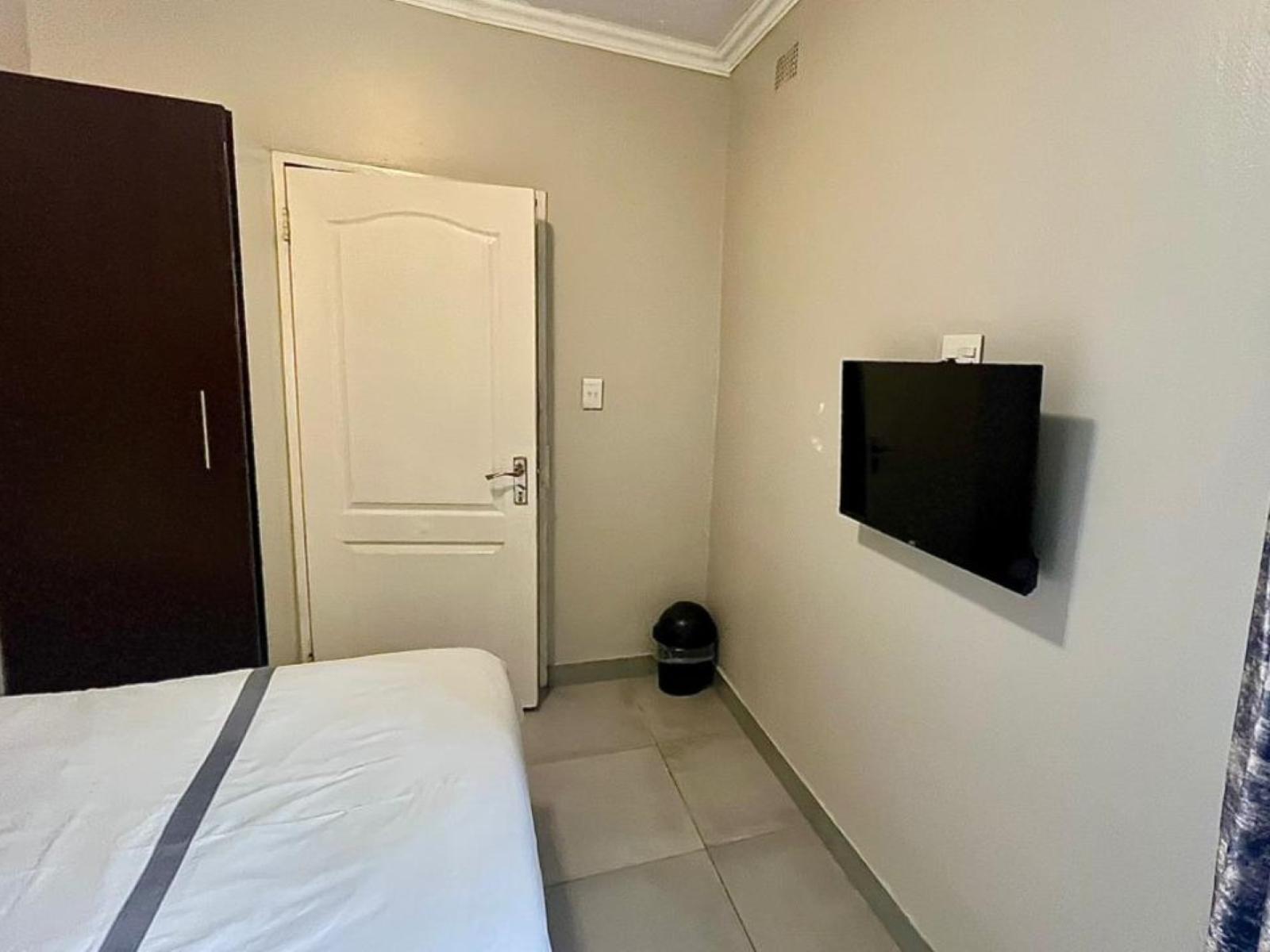 Room 2 — Photo of the whole room