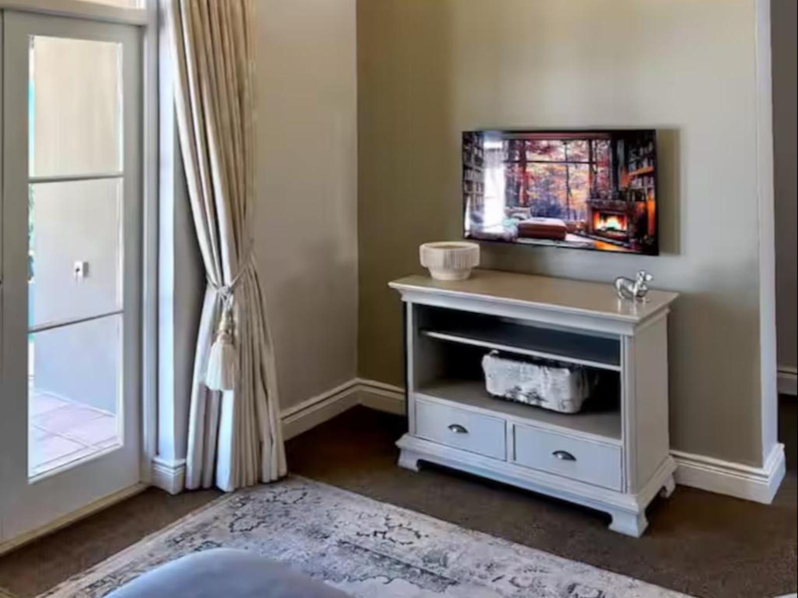 Room 1 — Photo of the whole room