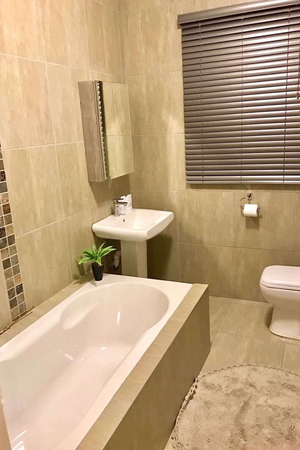 Camelot Guesthouse & Apartments image 2