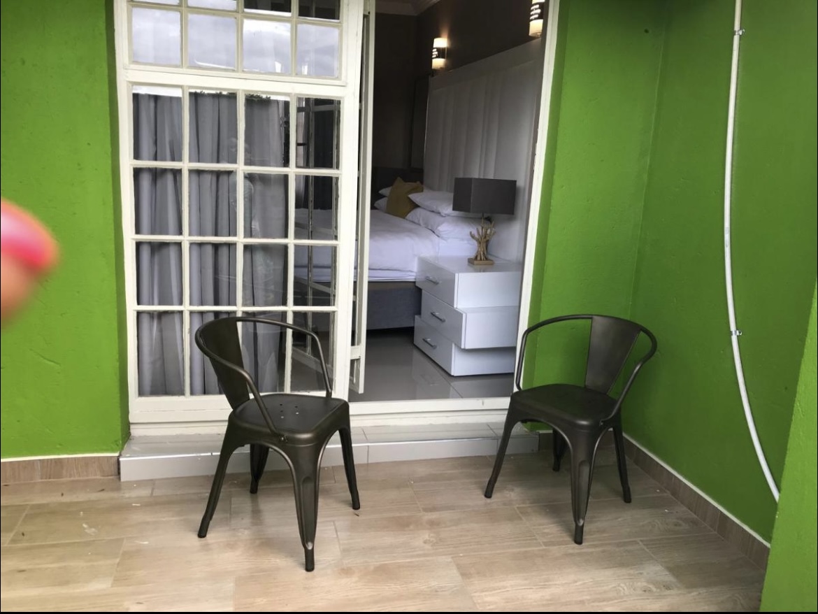 1 Oak Lodge