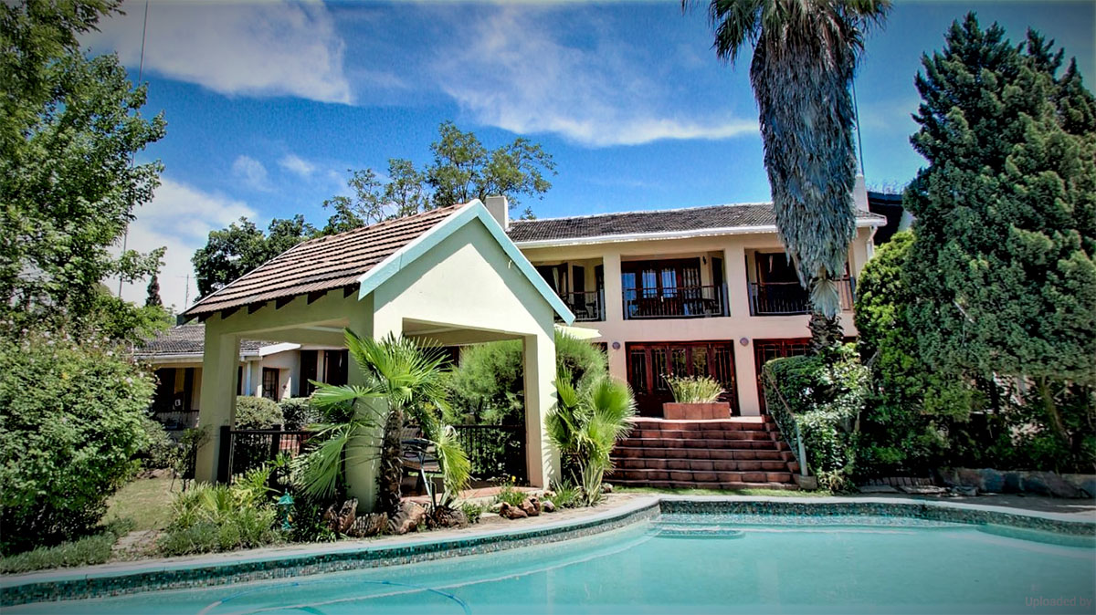 2 Leafed Doors Guest House image 2