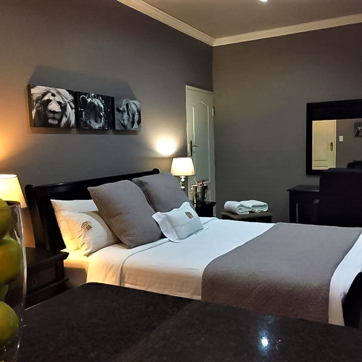 2 Leafed Doors Guest House image 5