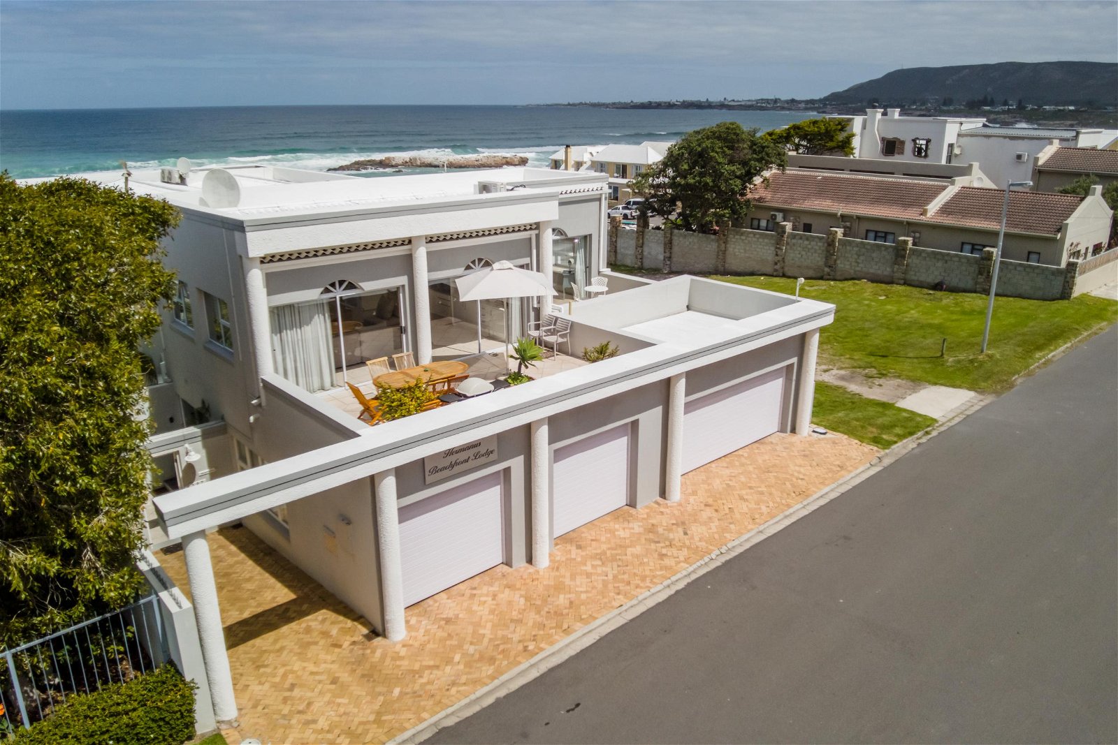 Hermanus Beachfront Lodge image 3