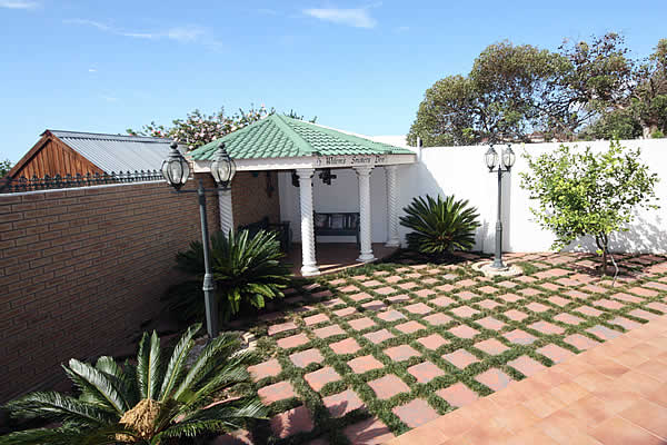 House Pinnaquin Guest House
